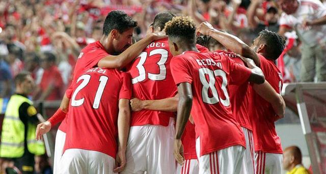 凤凰娱乐下载-关于球队夺冠后队员狂欢不止，庆功宴上尽情狂欢的信息