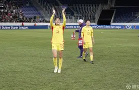 拉脱维亚女足球员在比赛中展现出色技术,备战国际比赛(拉脱维亚足球队) 拉脱维亚女足球员在比赛中展现出色技术,备战国际比赛(拉脱维亚足球队)