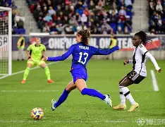 拉脱维亚女足球员在比赛中展现出色技术,备战国际比赛(拉脱维亚足球队) 拉脱维亚女足球员在比赛中展现出色技术,备战国际比赛(拉脱维亚足球队)