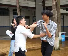 手机APP-包含利兹联客场逼平哈德斯菲尔德，稳定积分榜位置的词条